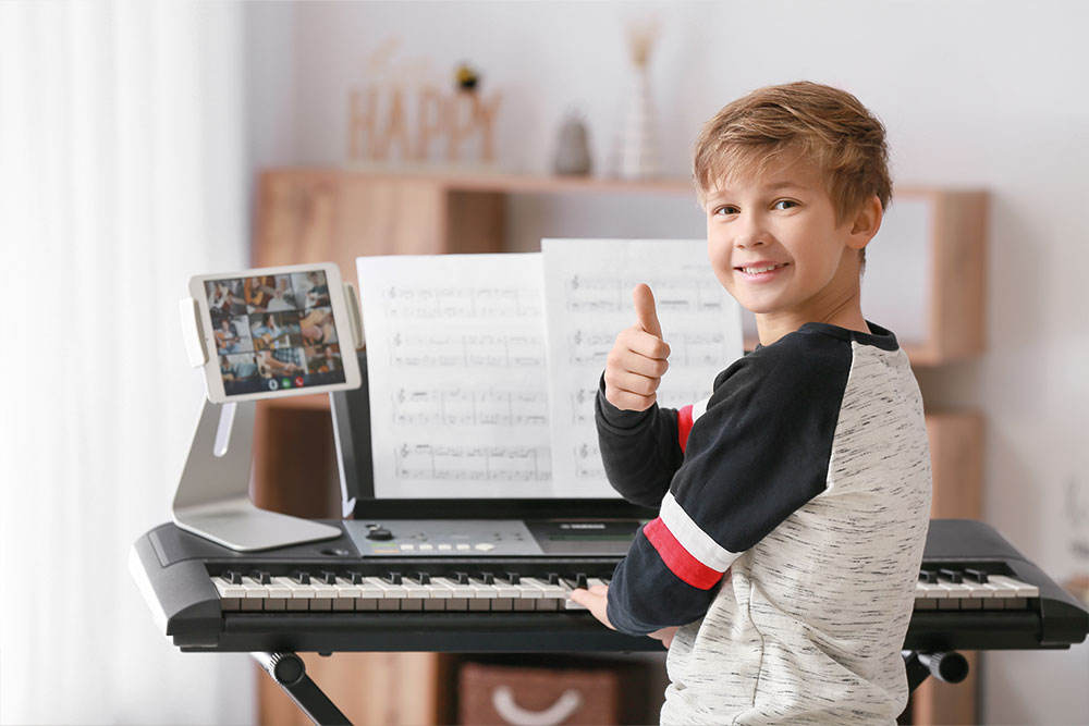 Das Bild der Musikschule Odenwald zeigt eine einfühlsame Musiklehrerin mit Kindern